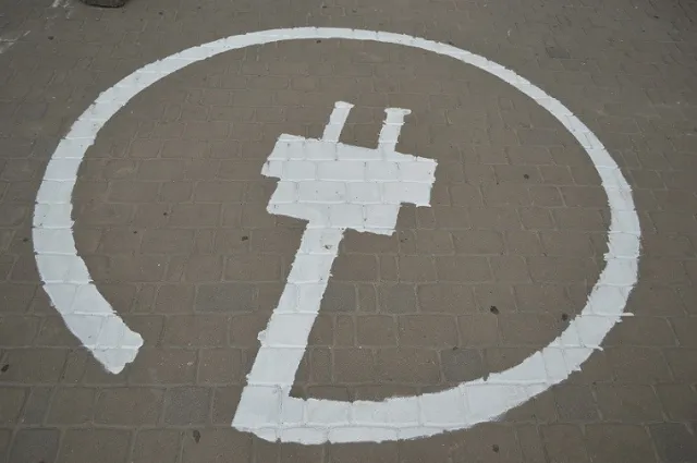 На Майдані Незалежності та біля «Либідь Плази» встановили електрозаправки — фото 4