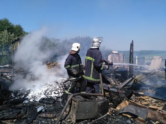 На Хмельниччині загорівся гараж і два автомобілі — фото 1