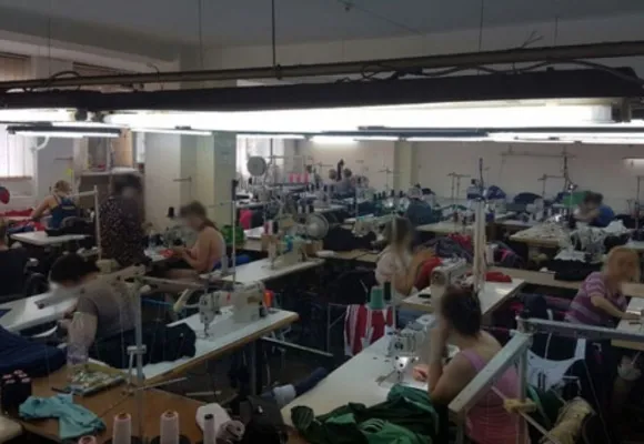 Поліцейські викрили підпільний цех з пошиття спортивного одягу з логотипами відомих брендів — фото 4