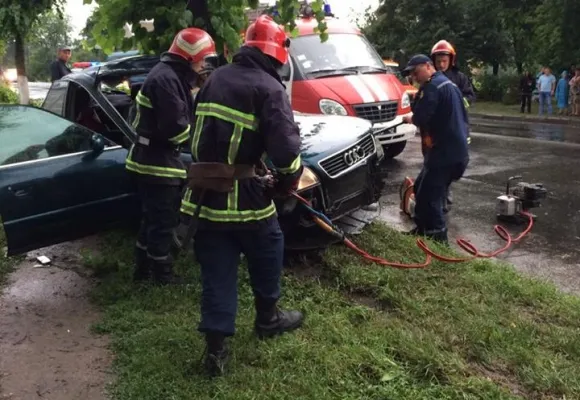 У Хмельницькому автомобіль «Audi» врізався у дерево. Водій загинув на місці. З'явились фото з місця аварії — фото 1