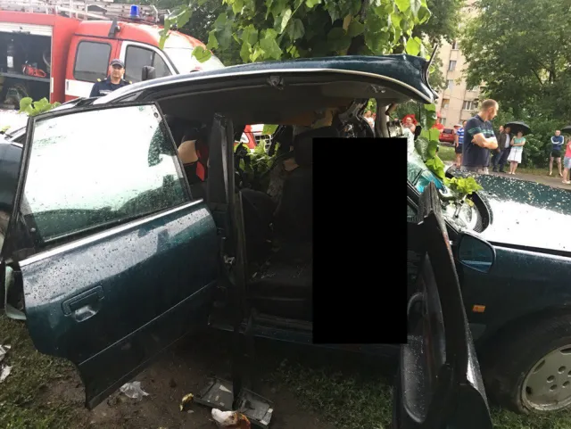 У Хмельницькому автомобіль «Audi» врізався у дерево. Водій загинув на місці. З'явились фото з місця аварії — фото 3