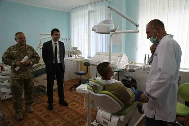 Міська рада передала військовому госпіталю сучасне стоматологічне обладнання — фото 1