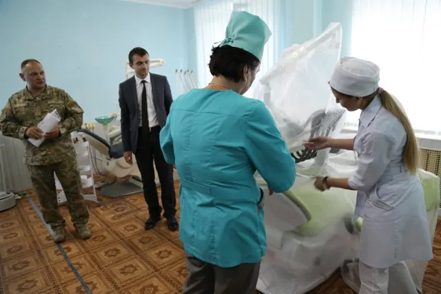 Міська рада передала військовому госпіталю сучасне стоматологічне обладнання — фото 2