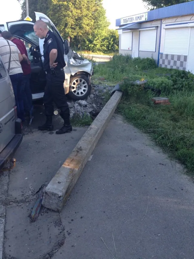 На Вінницькому шосе мікроавтобус  «Renault Trafic» потрапив в аварію. Є постраждалі — фото 1