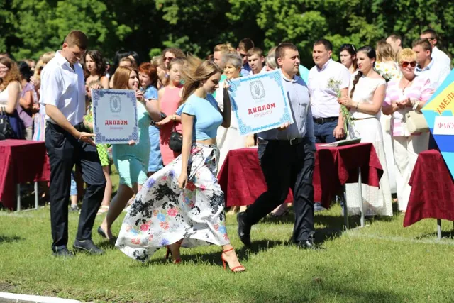 В Хмельницькому національному університеті вручили дипломи випускникам — фото 6
