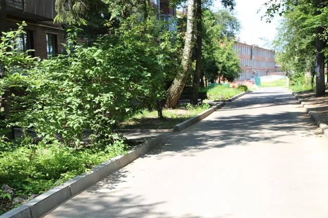У місті тривають ремонтні роботи прибудинкових територій — фото 5