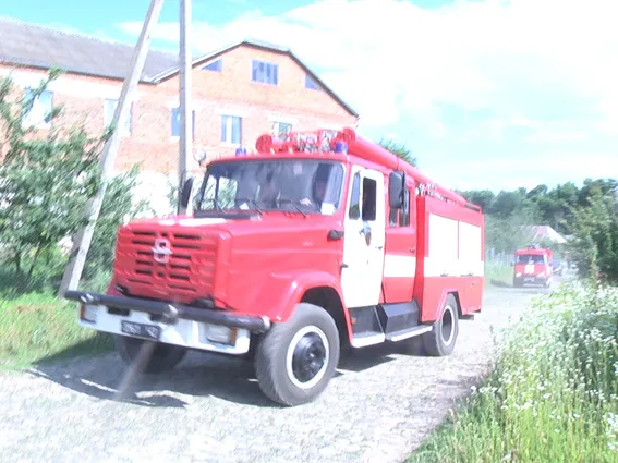 Рятувальники ліквідували пожежу споруди, в якій зберігалося вугілля — фото 1