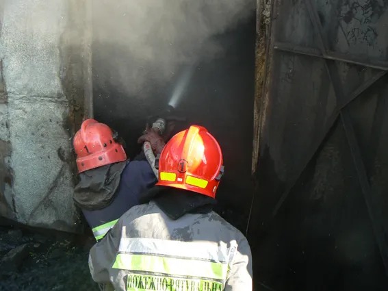 Рятувальники ліквідували пожежу споруди, в якій зберігалося вугілля — фото 2