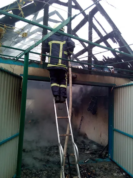 В Старосинявському районі внаслідок короткого замикання електромережі загорівся гараж — фото 1