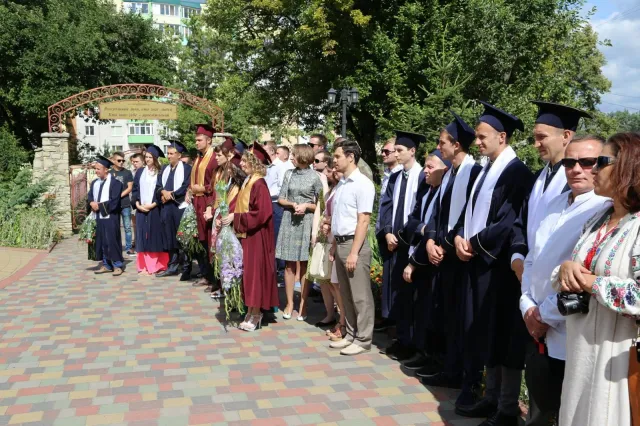 Випускники Хмельницького інституту соціальних технологій університету «Україна» отримали дипломи — фото 1