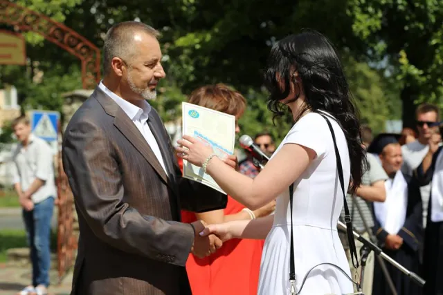 Випускники Хмельницького інституту соціальних технологій університету «Україна» отримали дипломи — фото 12