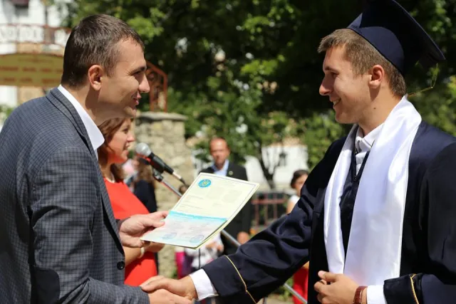 Випускники Хмельницького інституту соціальних технологій університету «Україна» отримали дипломи — фото 6