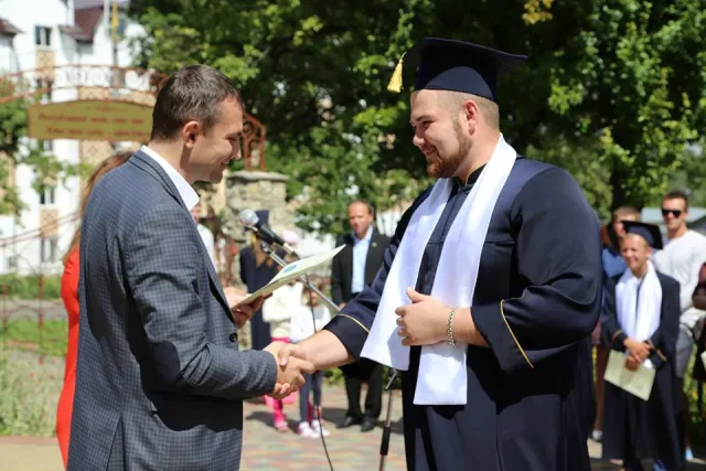 Випускники Хмельницького інституту соціальних технологій університету «Україна» отримали дипломи — фото 8