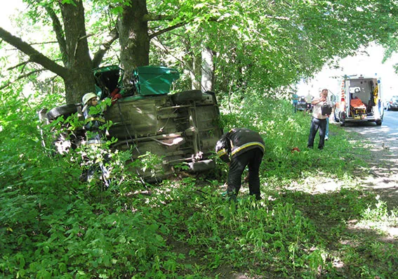 У Полонському районі автомобіль «ВАЗ» з’їхав у кювет та врізався у дерево. 39-річний водій загинув на місці — фото 1