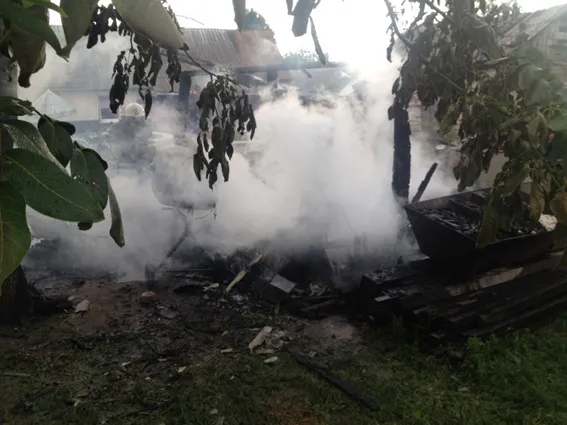 У Полонному через дитячі пустощі з вогнем згоріли господарська будівля та мопед — фото 1