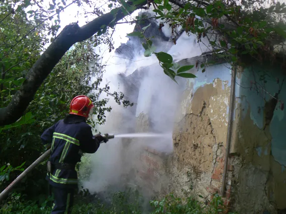 Внаслідок необережного поводження з вогнем у місті загорівся недіючий будинок — фото 1