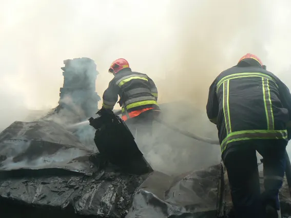 Внаслідок необережного поводження з вогнем у місті загорівся недіючий будинок — фото 2