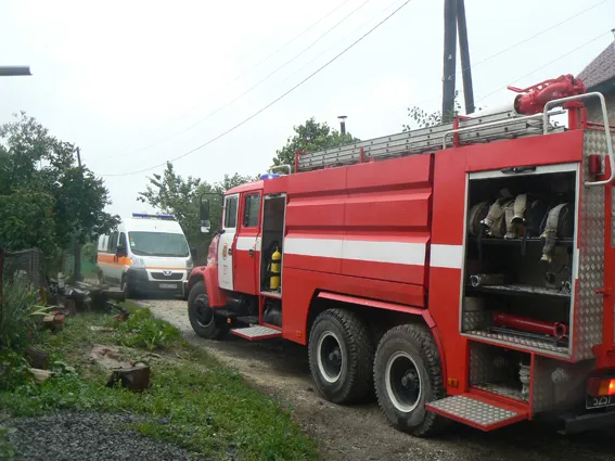 Внаслідок необережного поводження з вогнем у місті загорівся недіючий будинок — фото 3