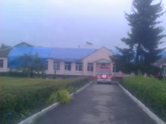 У Старокостянтинівському районі працівники ДСНС надали тимчасове перекриття покрівлі школи — фото 1