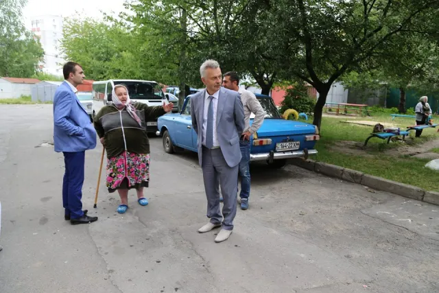 У місті тривають ремонтні роботи на прибудинкових територіях — фото 13