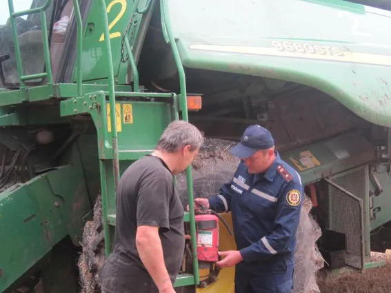 У Новоушицькому районі рятувальники перевірили пожежну безпеку врожаю — фото 1