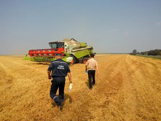 В Красилівському районі працівники ДСНС проконтролювали стан пожежної безпеки врожаю — фото 2