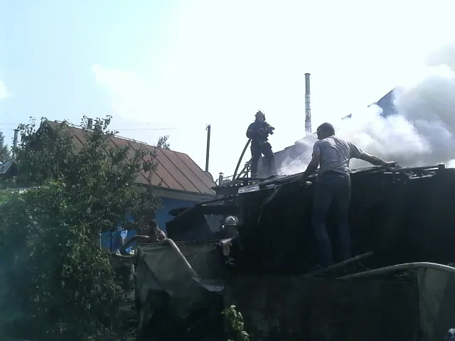 В Старосинявському районі внаслідок необережного поводження з вогнем загорілась допоміжна споруда — фото 2