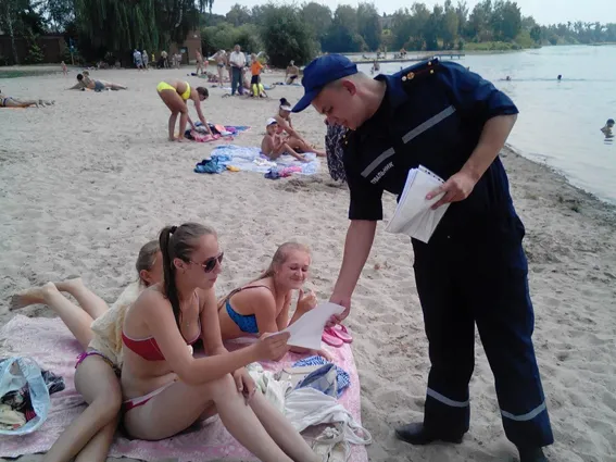 В Ізяславі рятувальники продовжують інформувати громадян щодо безпечної поведінки на воді — фото 2