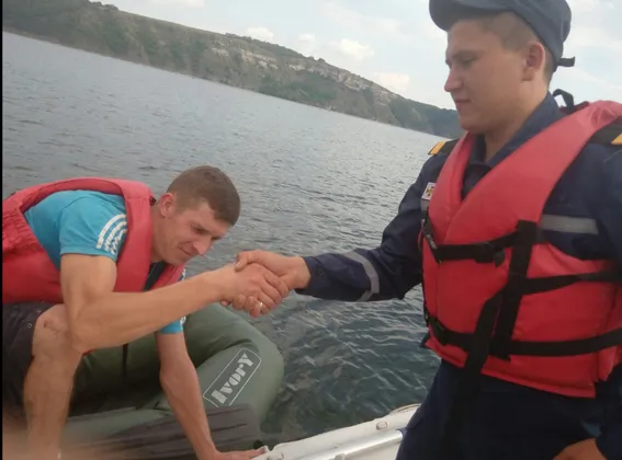 На річці Дністер працівники ДСНС врятували чотирьох людей, двоє з яких - діти — фото 1