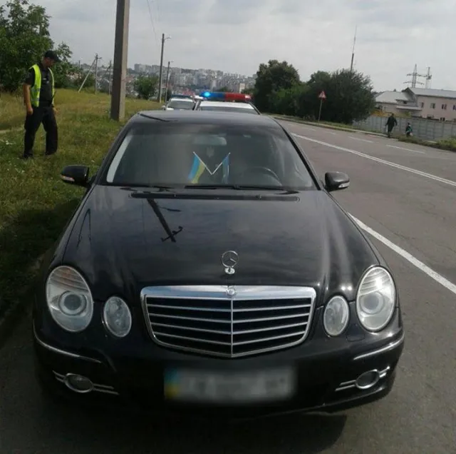 Хмельницькі поліцейські виявили автомобіль з підробленими документами — фото 1