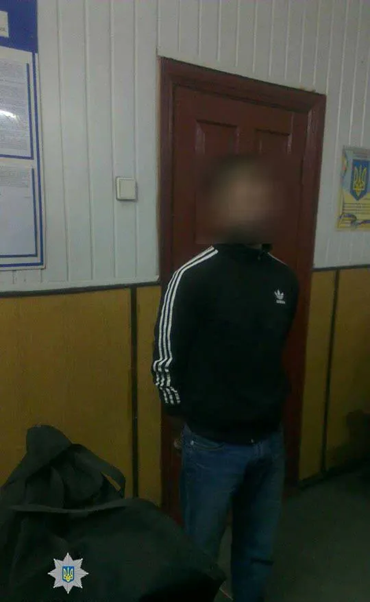 На залізничному вокзалі грабіжник викрав у пенсіонера сумку, в якій знаходилось 1500 гривень — фото 3