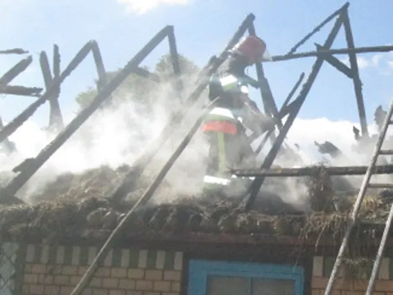 В Теофіпольському районі через необережне поводження з вогнем загорілась літня кухня — фото 1