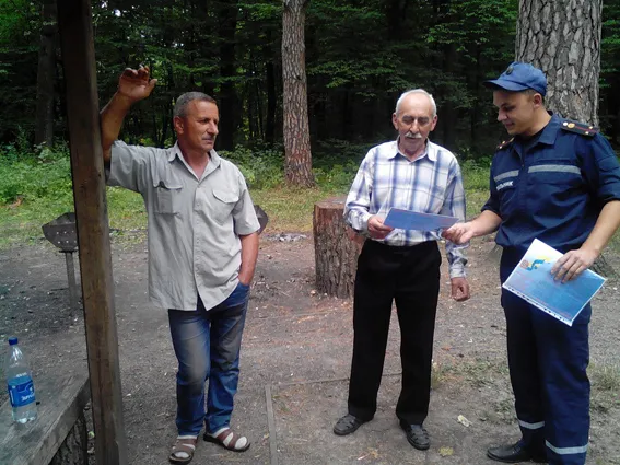 В Ізяславському районі рятувальники інформували населення щодо безпечного відпочинку в лісі — фото 1