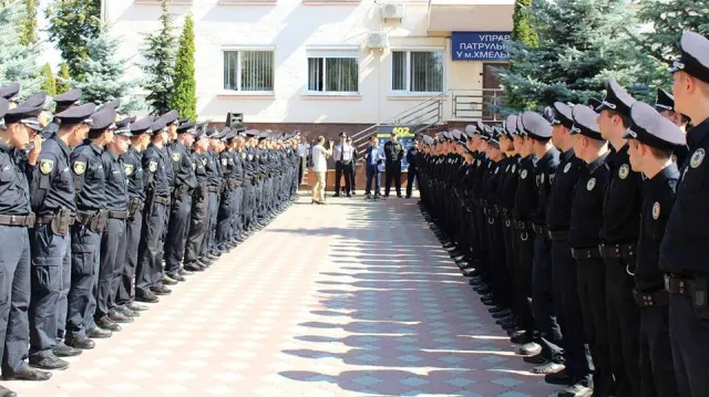 Заступник Голови Національної поліції України Олександр Фацевич вручив хмельницьким патрульним нові погони — фото 1