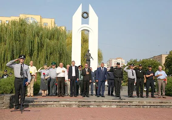 У Хмельницькому вшанували пам'ять 34 загиблих правоохоронців — фото 2