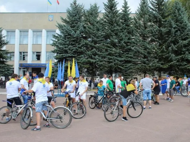 У Волочиську учасники велопробігу з нагоди Дня Незалежності України подолали 25 кілометрів — фото 1