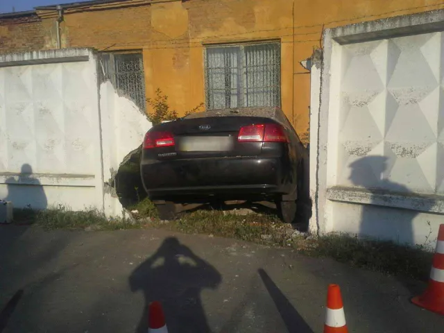 Водій автомобіля «КІА» врізався у бетонний паркан і втік з місця аварії — фото 2