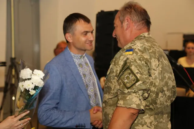 З нагоди Дня Незалежності у місті вручили нагороди кращим хмельничанам за виконання військового обов'язку — фото 9