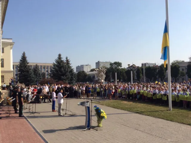 У Хмельницькому урочисто підняли Державний Прапор України на Майдані Незалежності — фото 2