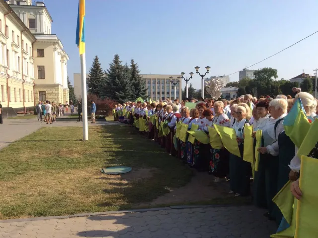 У Хмельницькому урочисто підняли Державний Прапор України на Майдані Незалежності — фото 4
