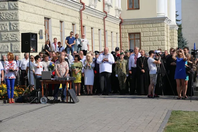 У Хмельницькому урочисто підняли Державний Прапор України на Майдані Незалежності — фото 12