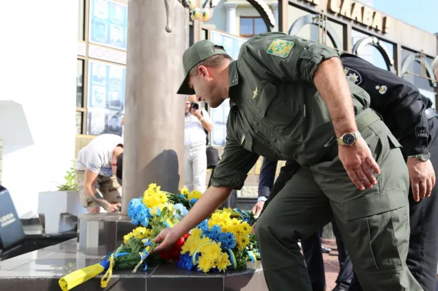 У Хмельницькому урочисто підняли Державний Прапор України на Майдані Незалежності — фото 13