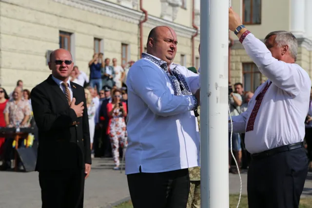 У Хмельницькому урочисто підняли Державний Прапор України на Майдані Незалежності — фото 14