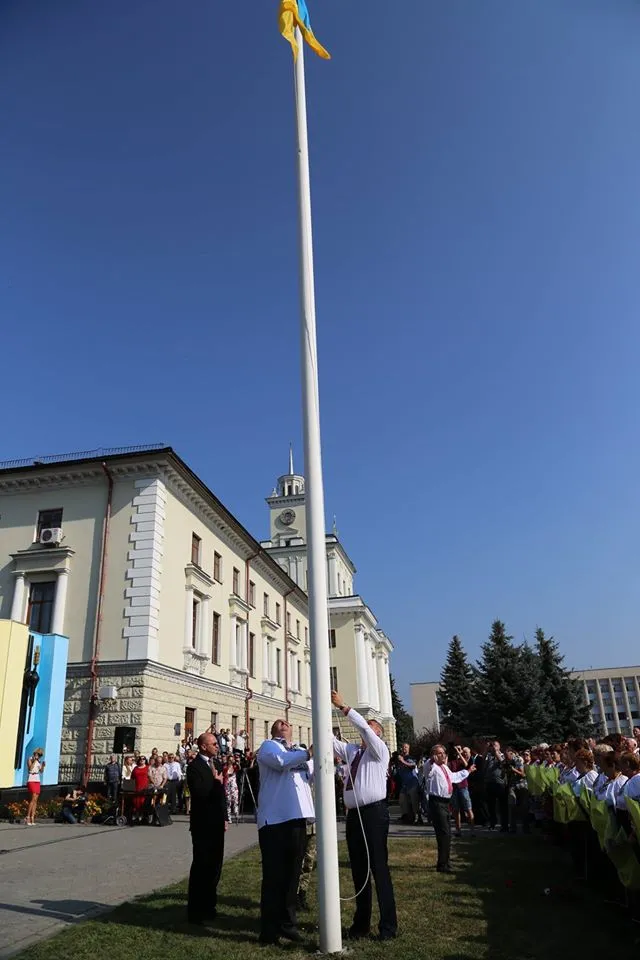 У Хмельницькому урочисто підняли Державний Прапор України на Майдані Незалежності — фото 15