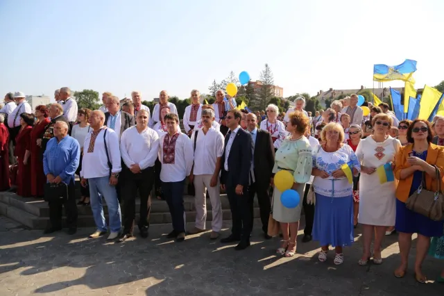 У Хмельницькому урочисто підняли Державний Прапор України на Майдані Незалежності — фото 16