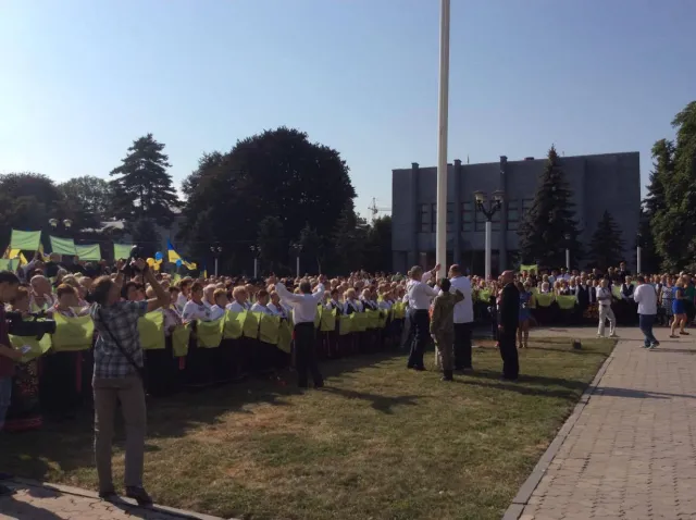 У Хмельницькому урочисто підняли Державний Прапор України на Майдані Незалежності — фото 8