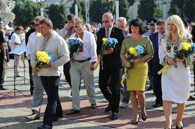 У Хмельницькому урочисто підняли Державний Прапор України на Майдані Незалежності — фото 1