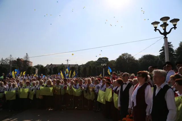 У Хмельницькому урочисто підняли Державний Прапор України на Майдані Незалежності — фото 10
