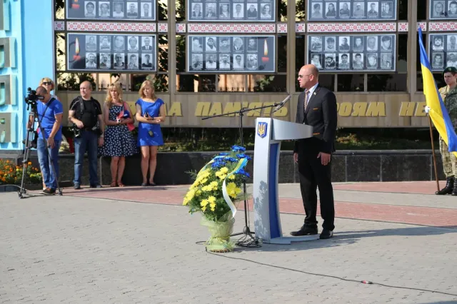У Хмельницькому урочисто підняли Державний Прапор України на Майдані Незалежності — фото 11