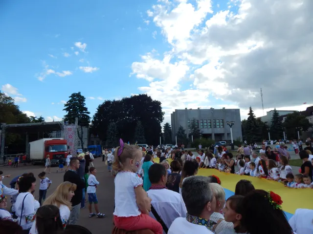 На День Незалежності хмельничани сформували величезний «живий» тризуб — фото 2